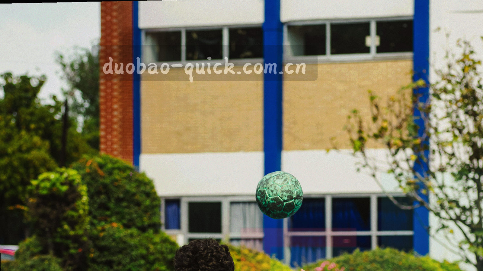 夜间球场灯光与抽象观众席剪影叠加，战术板线条横贯画面